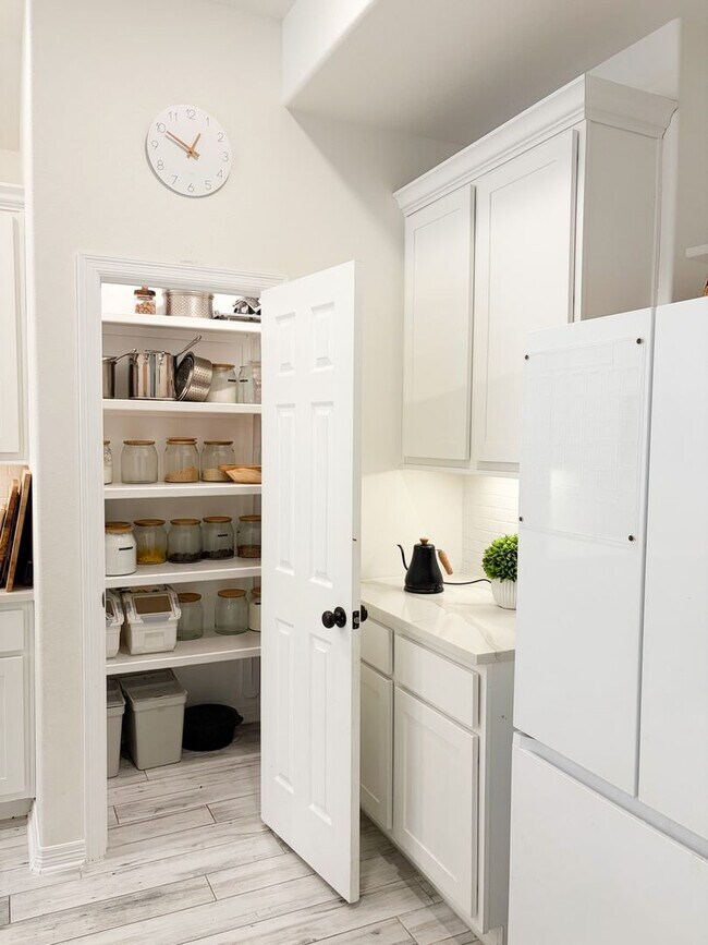 Building Photo - Gorgeous Home - MUST SEE!!