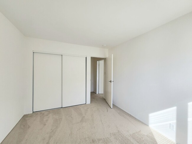 Building Photo - Top floor large 2 bed 2 bath open views at Woodlake