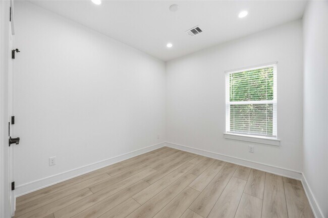 Building Photo - 8019 Grandview St