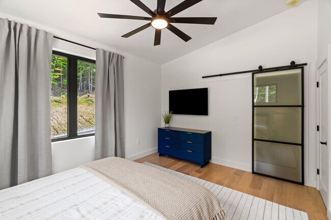 Building Photo - 162 Pond Rd