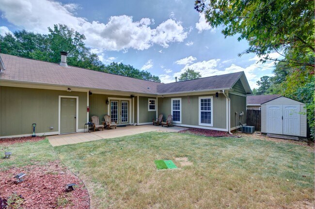 Building Photo - 251 Ivy Ln