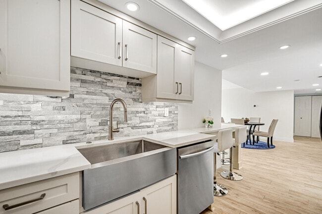 Building Photo - 1300 Jimmy Buffett Mem Hwy