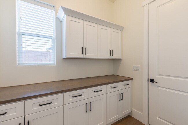 Building Photo - Washington Fields 4 bed | 3 1/2 bath | 3 c...