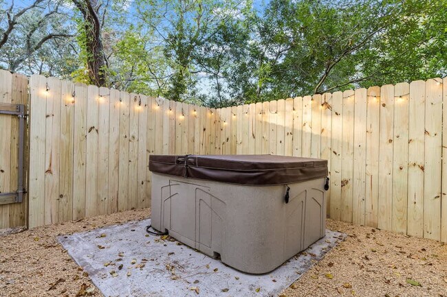 Building Photo - 912 Little Bay Ave