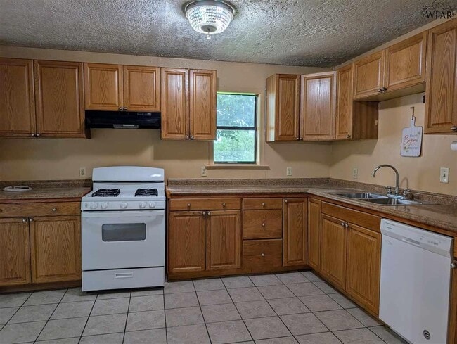Building Photo - 2805 S Bandera Dr