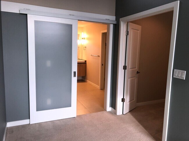 Building Photo - 3bd/2.25ba Issaquah Townhome