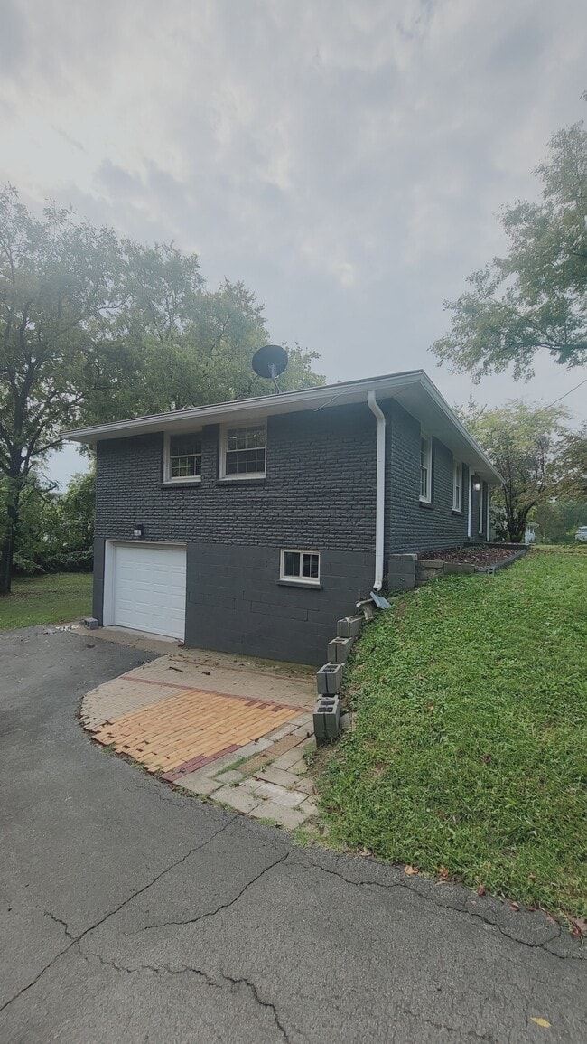 Building Photo - 910 Rexdale Dr