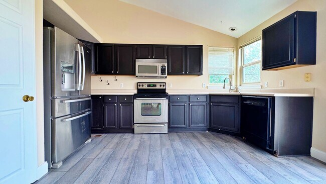 Building Photo - Welcome to this Fantastic 4 Bed 2.5 Bath i...