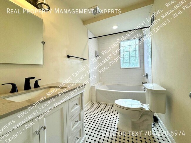 Building Photo - Stunning 4BR/3BA Home in Charlotte!