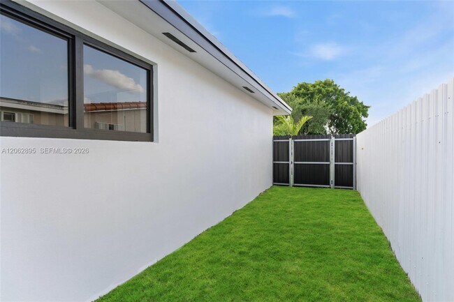 Building Photo - 9660 Dominican Dr