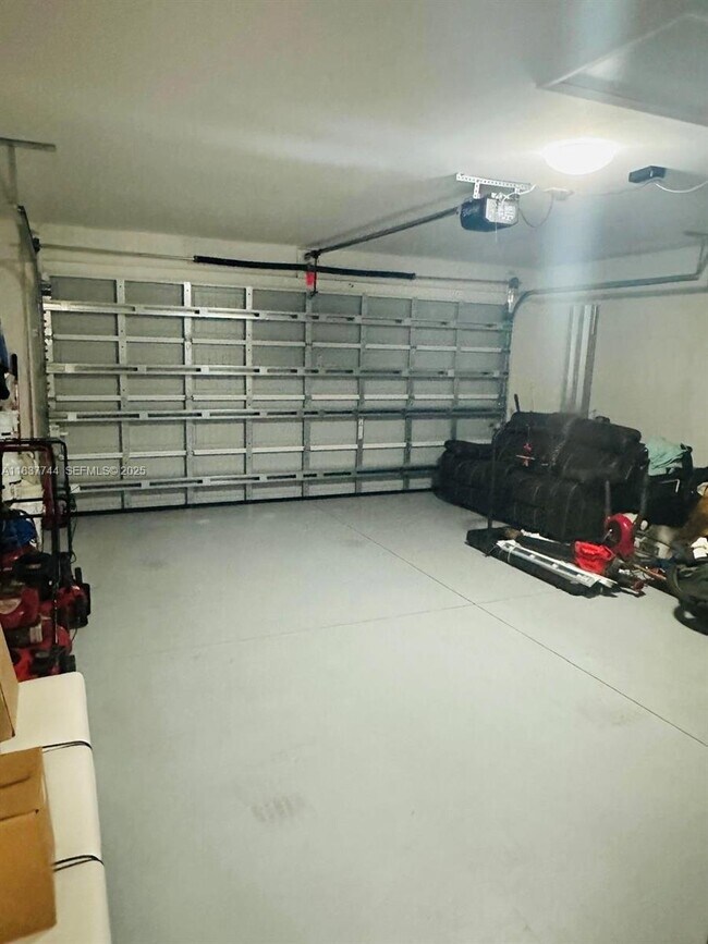 Building Photo - 2524 NE 5th Ave