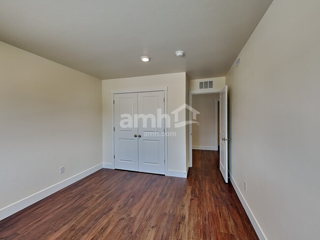 Building Photo - 644 S Rocker Ave