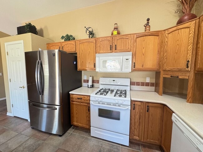Building Photo - Great spacious home on Huukan Golf Course