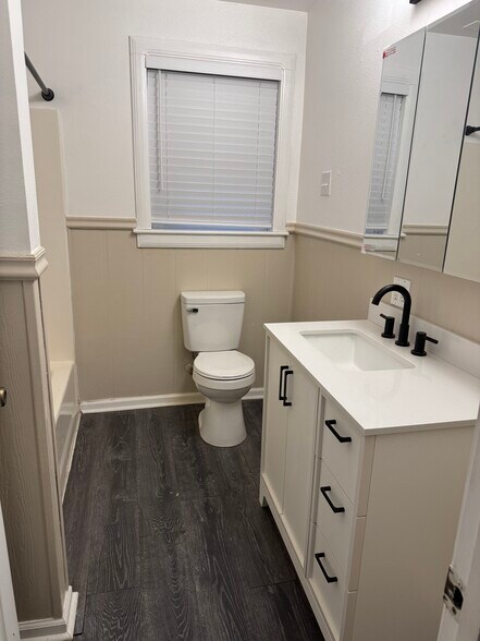 NEW RENOVATED Bathroom 2 Bedrooms w/ Tub - 4972 Matherne St