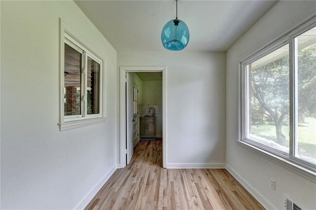 Building Photo - 6085 Glenridge Dr