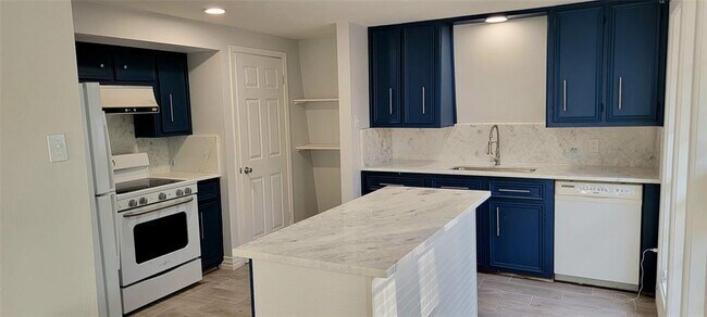 Building Photo - 250 Wood Haven
