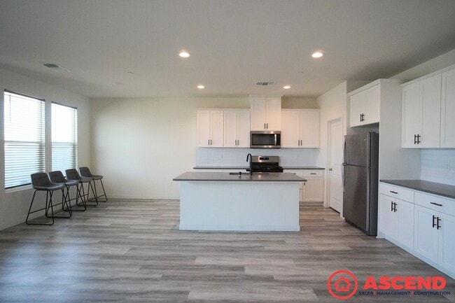 Building Photo - 3 Bedroom Home off Coffee Rd and 7th Stand...