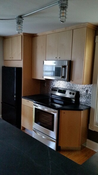 Kitchen - 103 Victoria St N