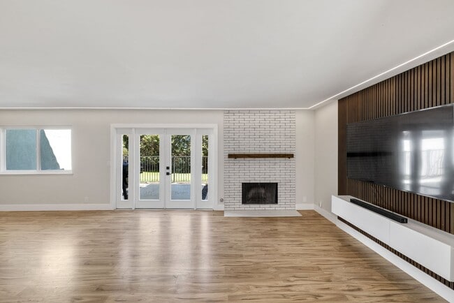 Building Photo - Bright spacious 3 bedroom 2 bath home in c...