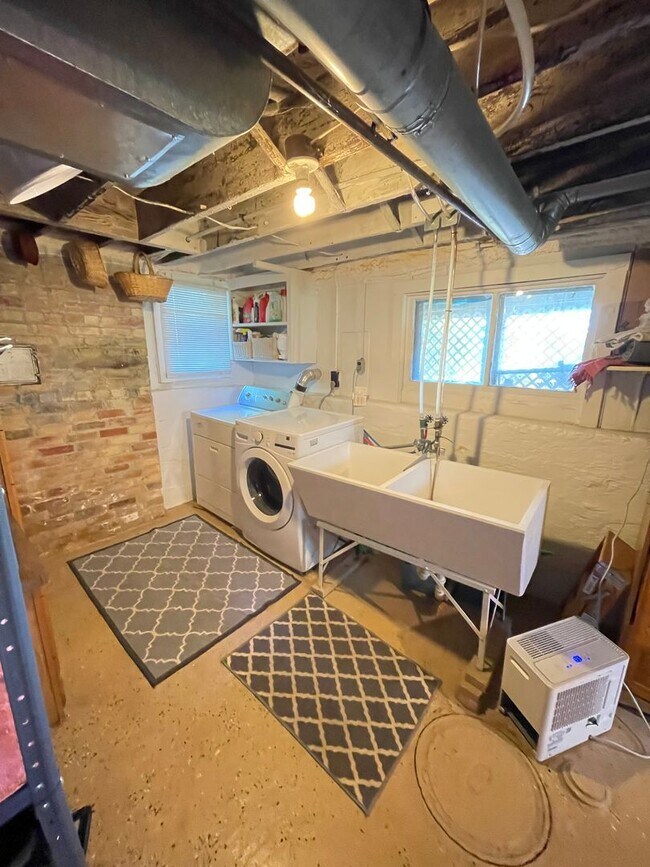 Building Photo - AVAILABLE AUGUST 1ST - Beautiful Single Fa...
