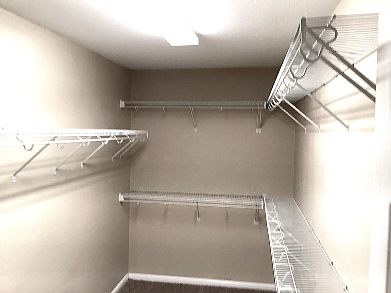 Building Photo - 18505 Sandy Bottom Dr