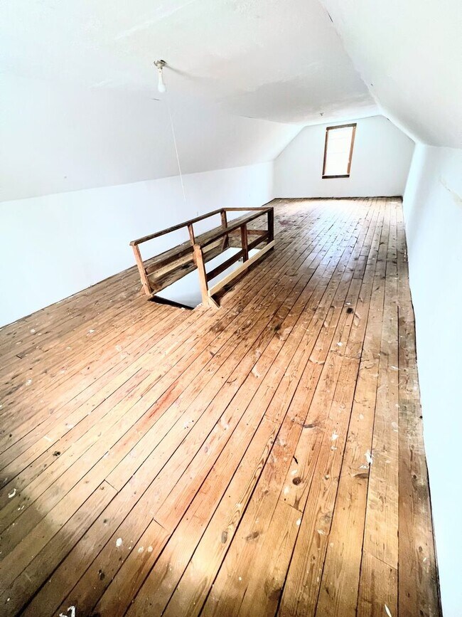Building Photo - 3 Bedroom Home in Bedford