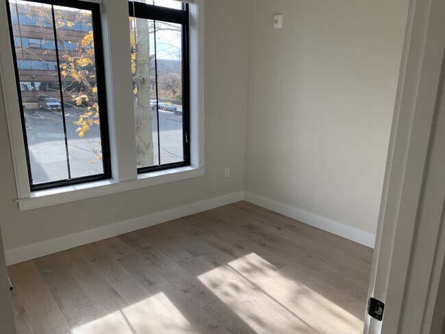 Building Photo - 155 Everett St