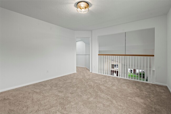 Building Photo - 10908 Sycamore Dr S