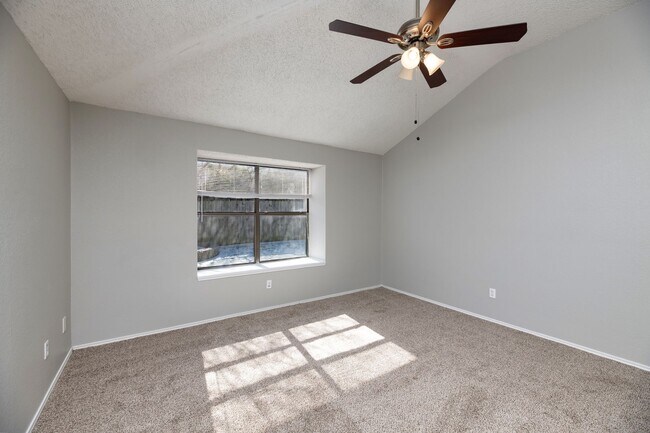 Building Photo - AVAILABLE NOW! NICE 3 BEDROOM HOME LOCATED IN ARLINGTON, TEXAS!