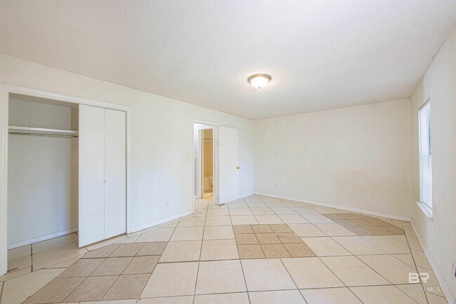 Building Photo - 600 Cheshire Ln