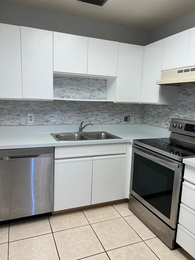 Building Photo - 19 Lake Vista Trail