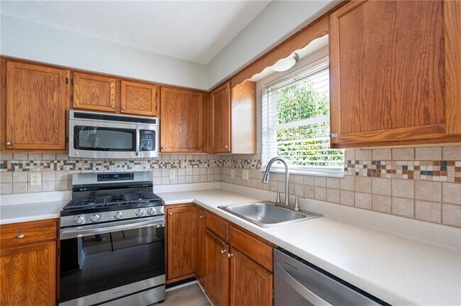 Building Photo - 1421 Sandstone Dr