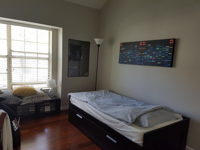 Building Photo - Loft 2BR plus den/2BA condo walking distan...