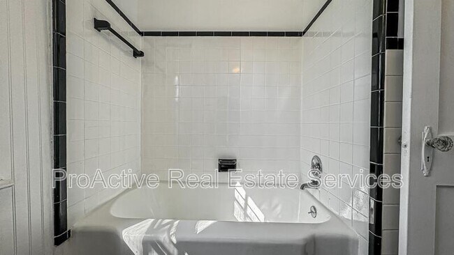 Building Photo - 3811 Chatham Cir