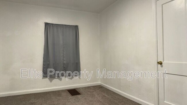 Building Photo - 910 E Mesa Ave