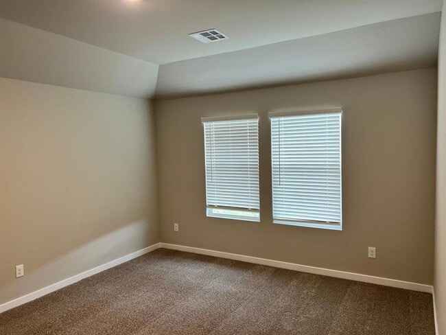 Building Photo - 2928 Firefly Dr