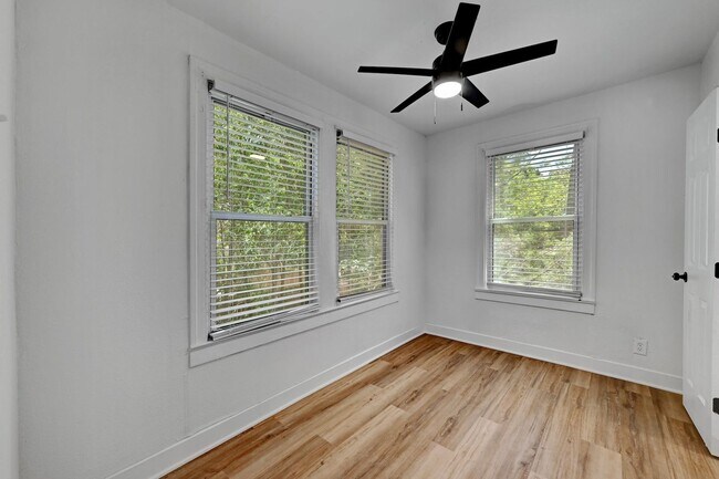 Building Photo - 8 bed 5 Bath house in center of West campus Pre Lease Aug 2026