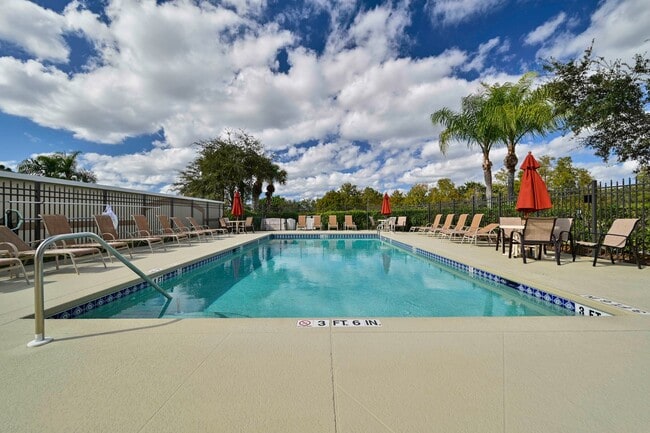 Building Photo - **SHORT-TERM RENTAL - FURNISHED TURNKEY 2+Den/2 CONDO in Stoneybrook**