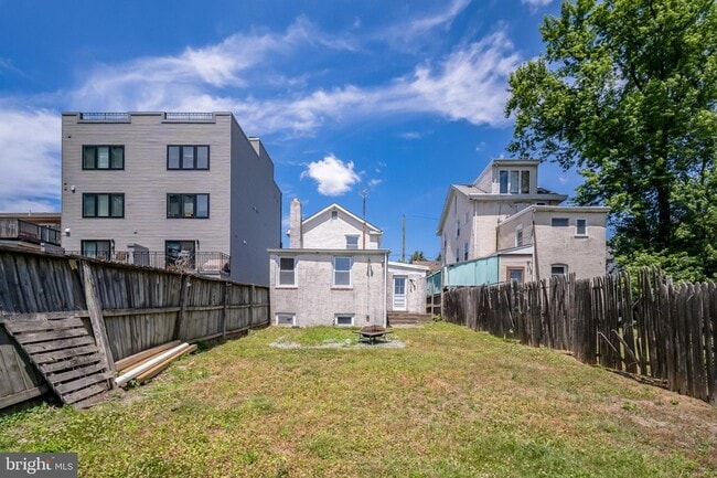 Building Photo - 239 Lemonte St