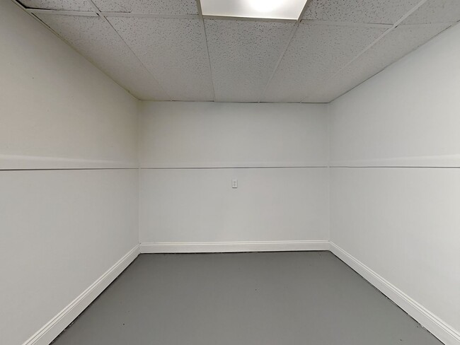 Building Photo - Renovated 3BR Home with Basement & Pet-Friendly Yard in KC