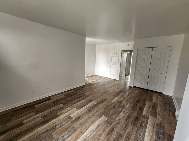 Building Photo - 834 E 17th St