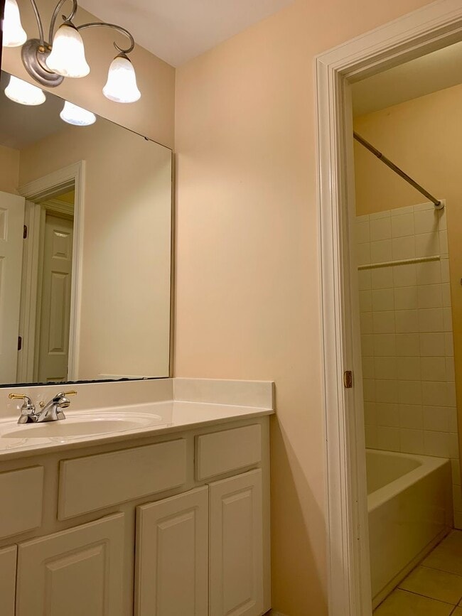 Building Photo - AMAZING Luxurious Residence, Near Educational Facilities, With Upscale Amenities!