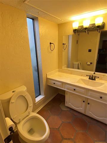 Building Photo - 606 Old Country Rd