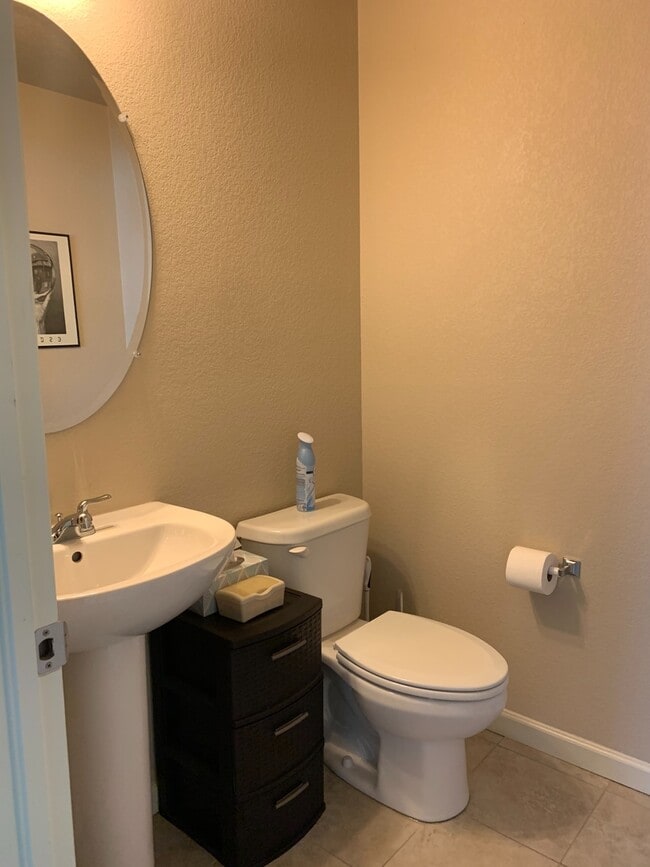 Building Photo - Lots of Great Light in this End Townhome