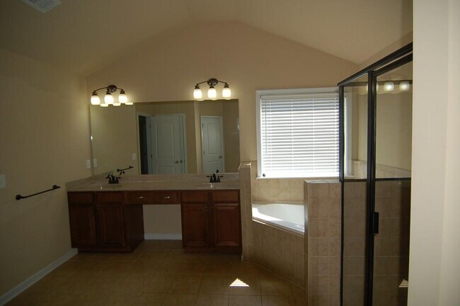 Building Photo - 2145 Manor View