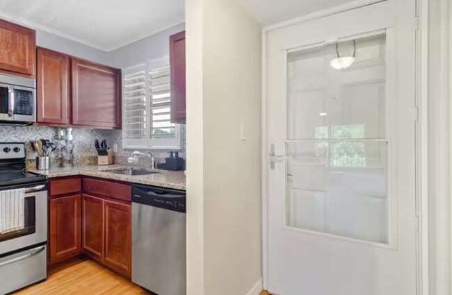 Building Photo - 170 Turtle Lake Ct