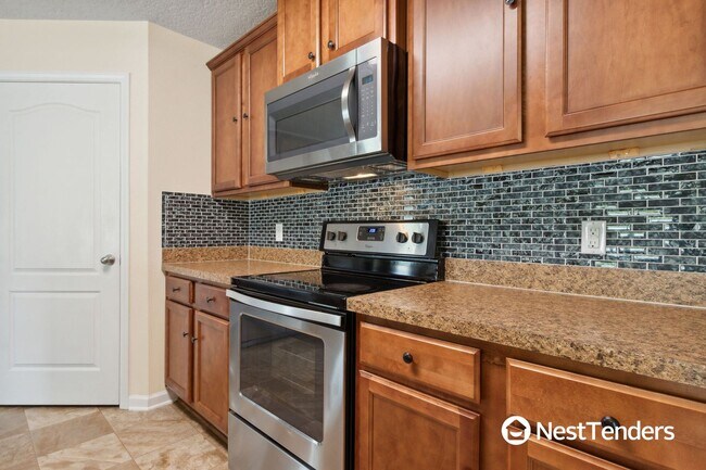 Building Photo - Four Bedroom Just Off Amelia Concourse!