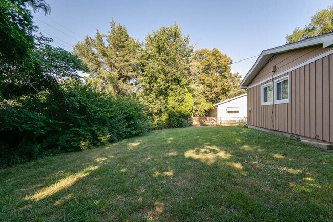 Building Photo - 1816 Elaine Dr