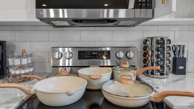 Building Photo - 1007 E Comanche Ave