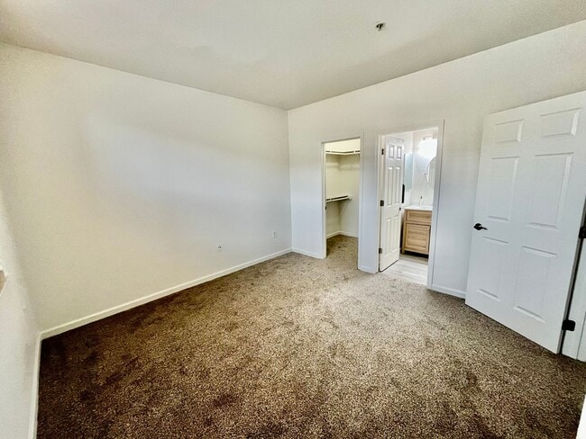 Building Photo - Remodeled 2 Bedroom, 2 bathroom Condo in W...